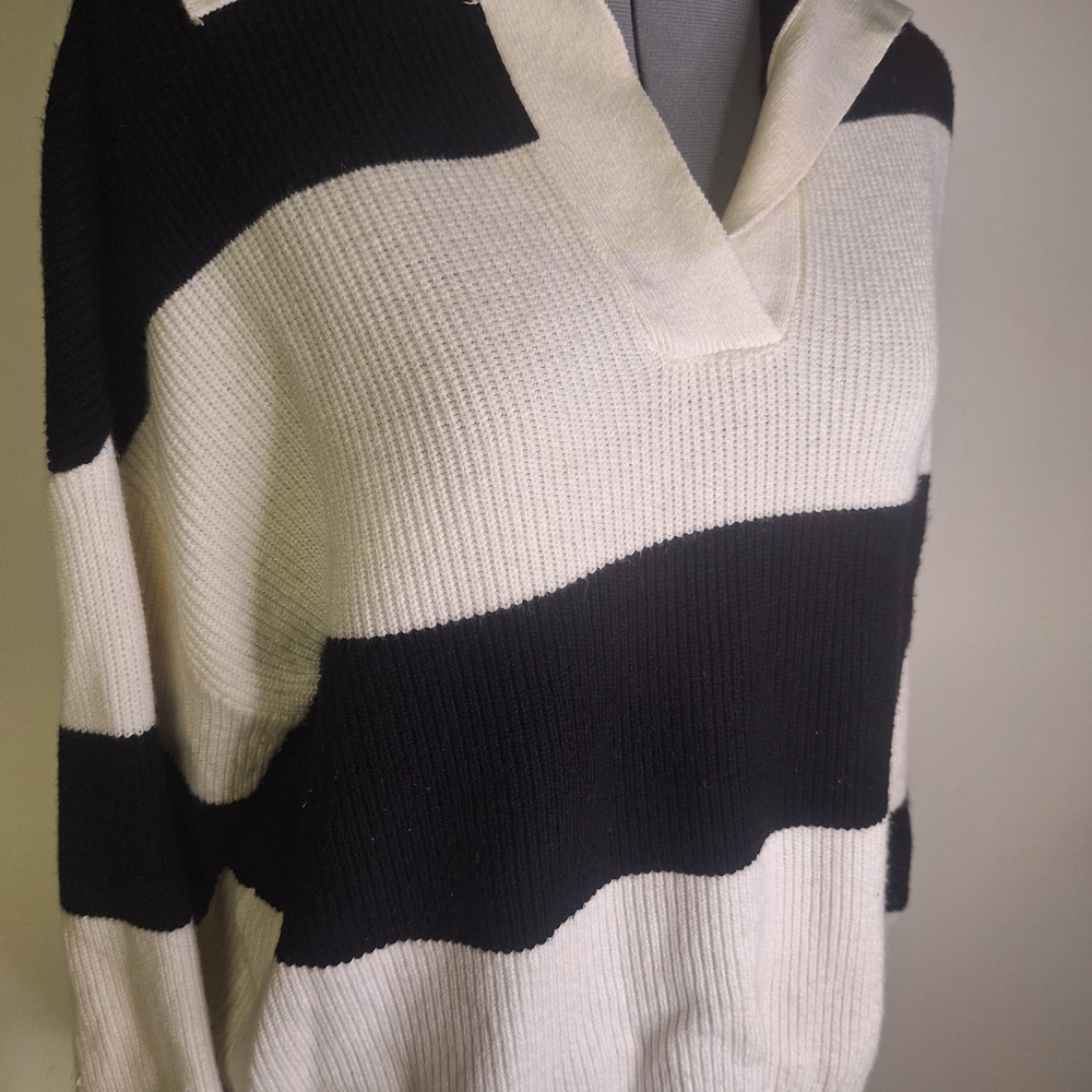 T Tahari Black and Cream V-Neck Sweater Size Large